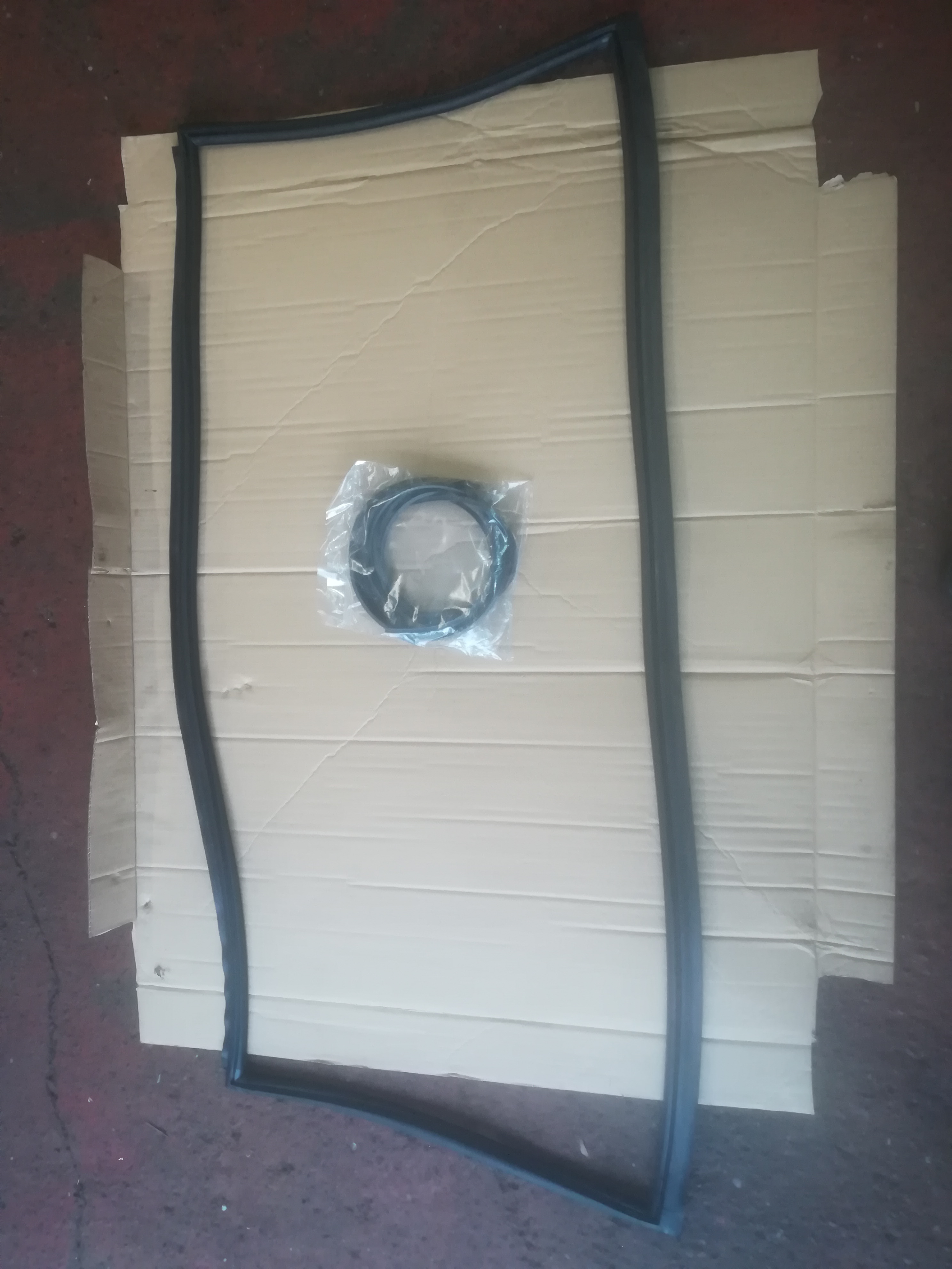 Product image: RANGE ROVER CLASSIC FRONT WINDSCREEN SEAL WITH INFILLS 