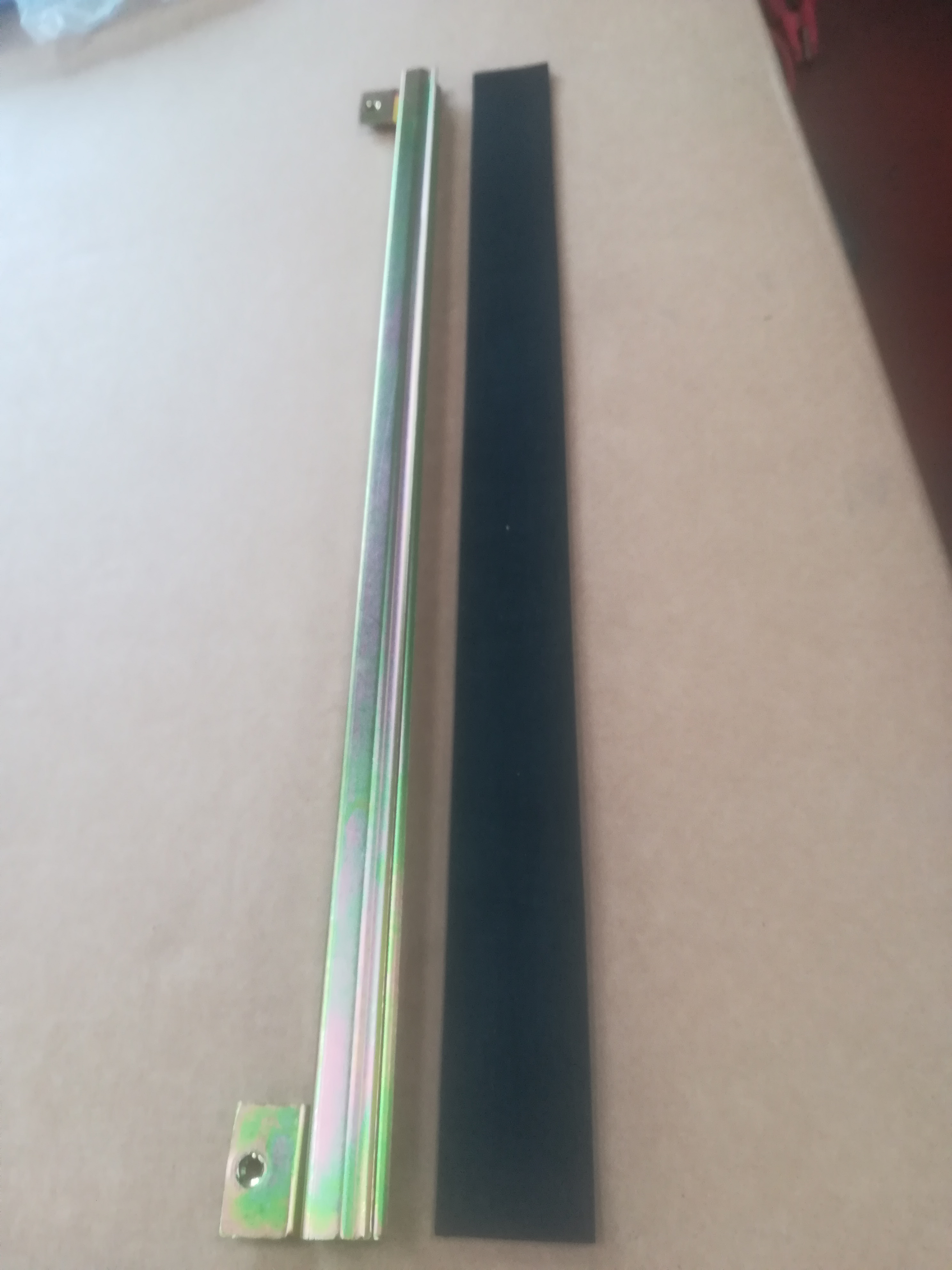 Product image: LAND ROVER DISCOVERY 1 / 2 FRONT DOOR WINDOW LEFT CHANNEL WITH SEAL